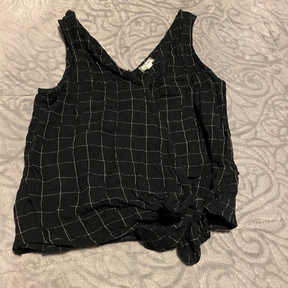 Black crop top shirt with knot at the bottom